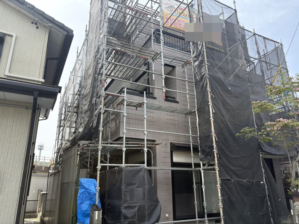 足場解体前に完了検査とタッチアップを行います。