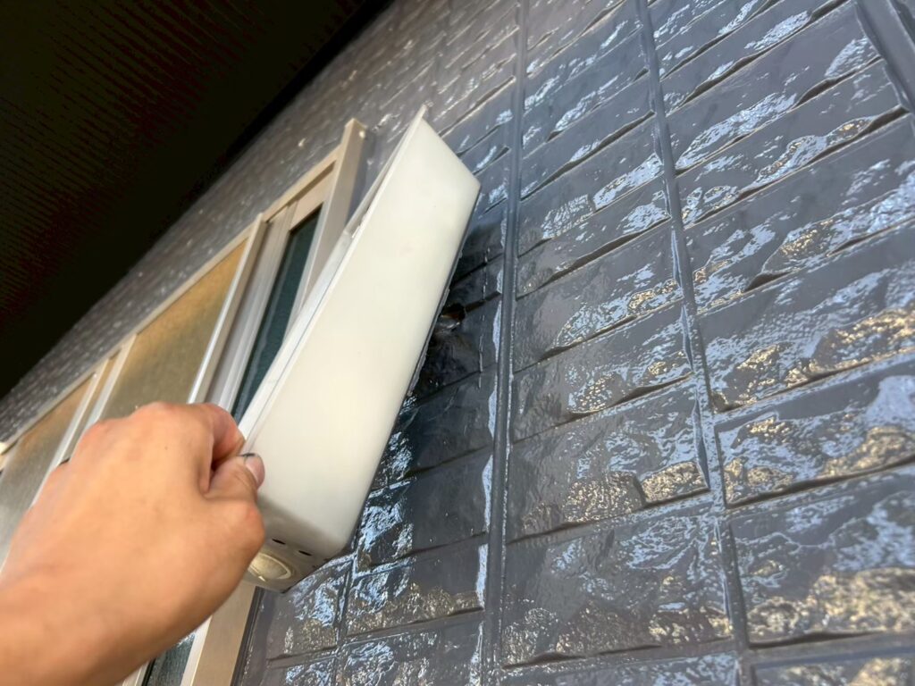 細かい箇所の裏側までしっかり施工していきます②