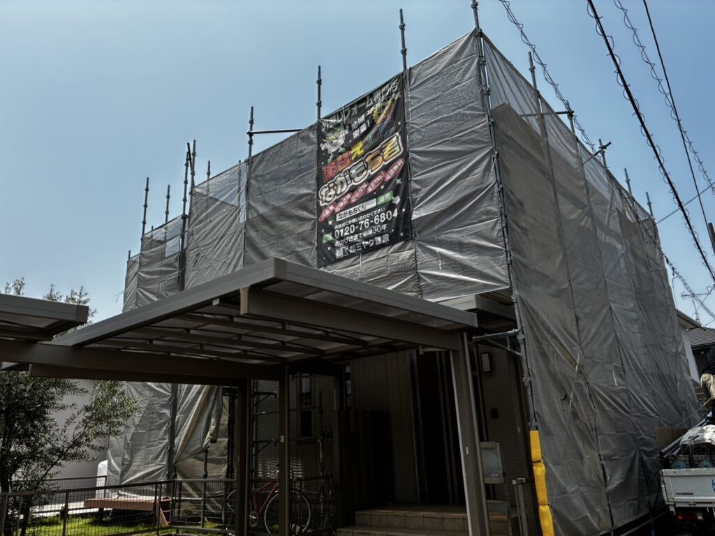 足場架け＆メッシュシート設置