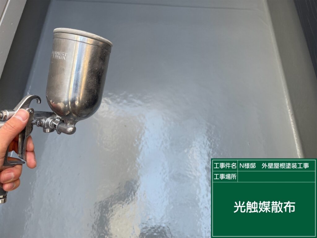 バルコニー床に仕上げ材の光触媒プロテクトコーティング（クリスタルシーズンtg）を塗布します。