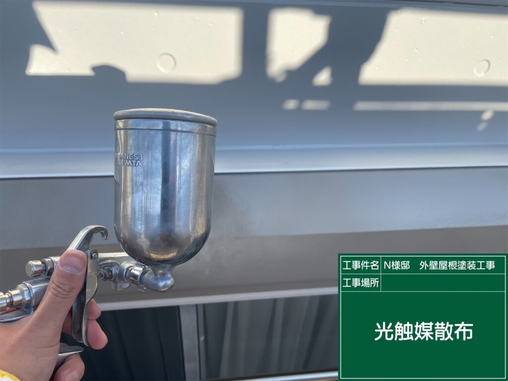 シャッターBOXに仕上げ材の光触媒プロテクトコーティング（クリスタルシーズンtg）を塗布します。