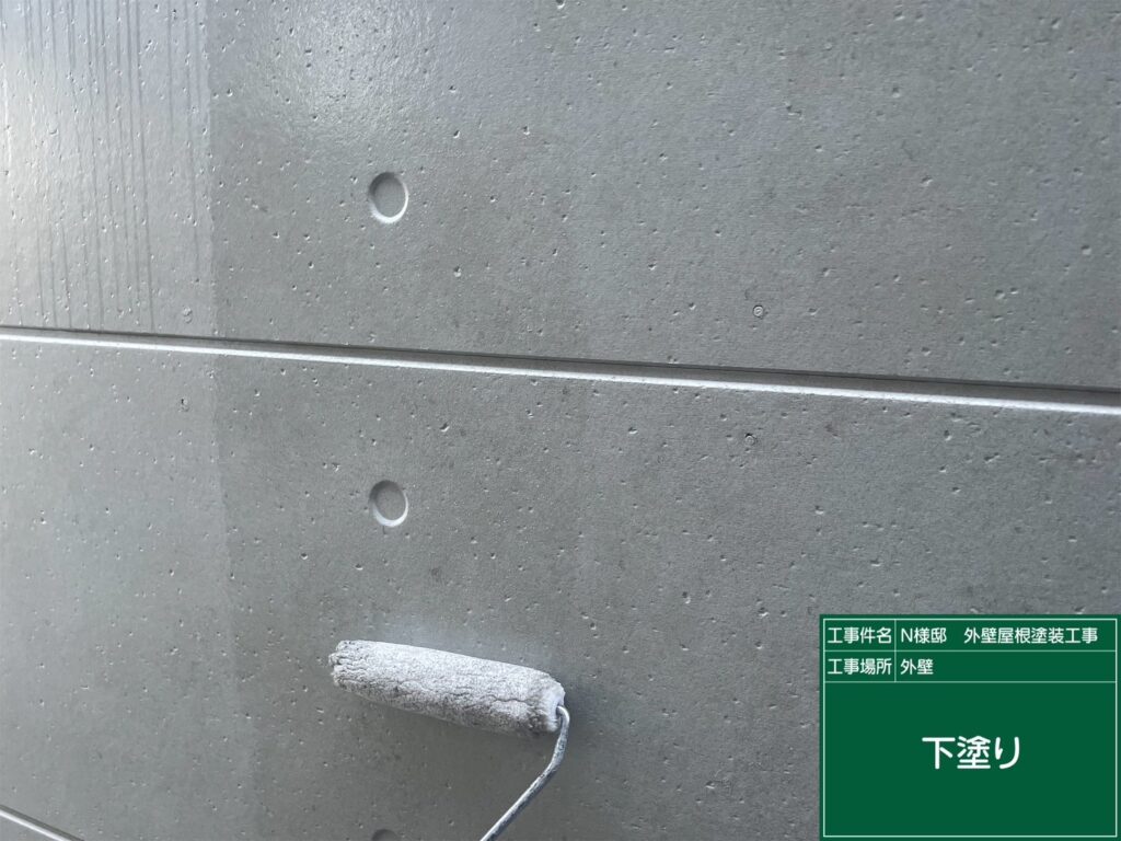 壁の下塗りを行ないます。