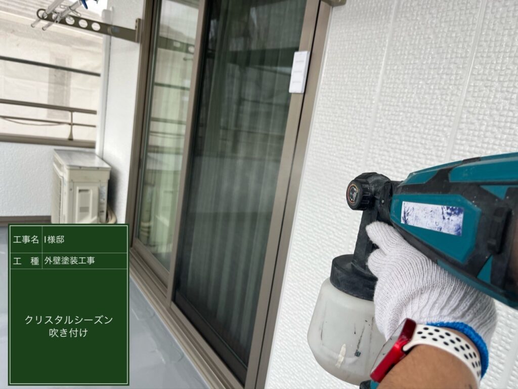 窓に仕上げ材の光触媒プロテクトコーティング（クリスタルシーズンtg）を塗布します。