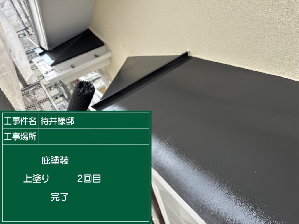 シャッターBOXの素地調整を行います。