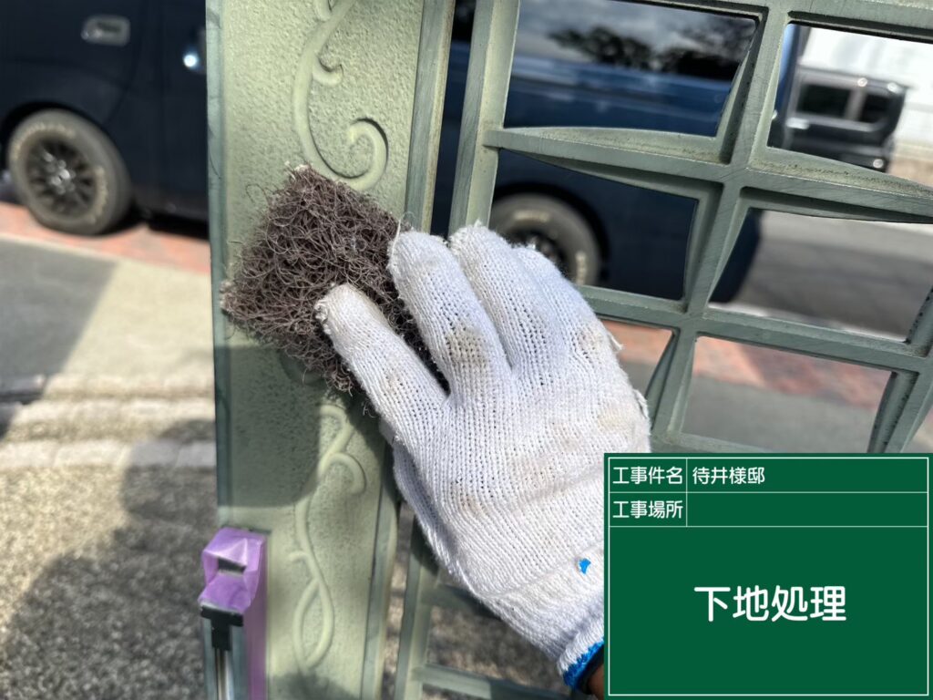 門扉や、擁壁に付属する格子も施工させて頂きました。