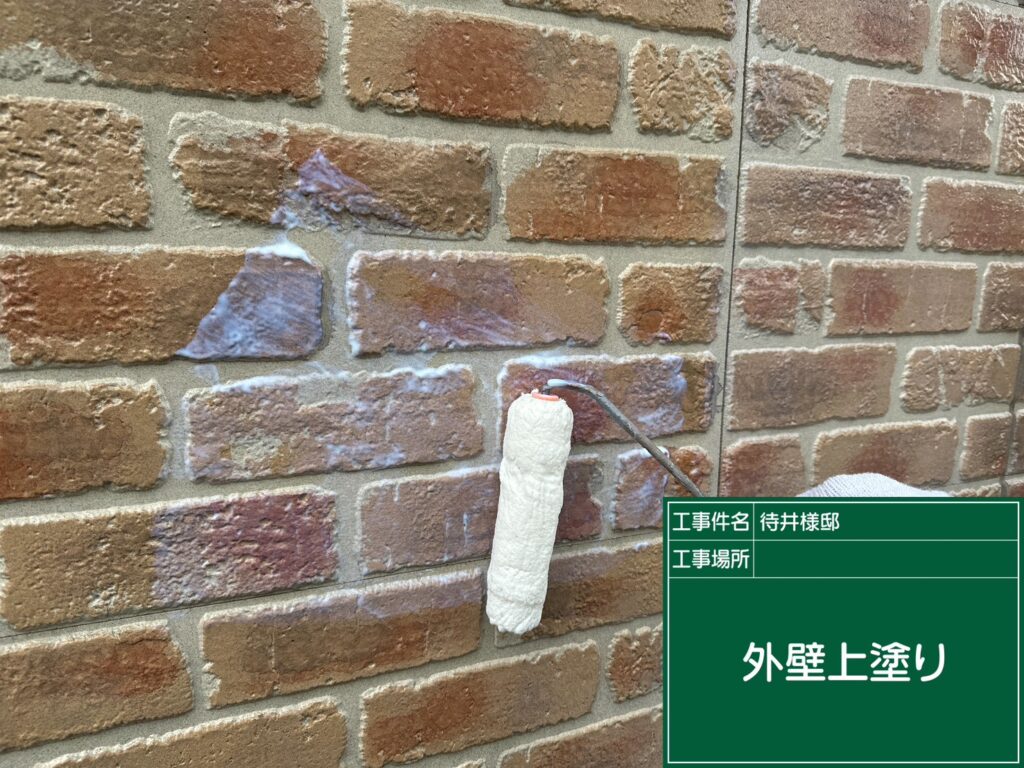 上塗り塗布/小屋のながもちする、無機塗装にて施工していきます。<br />
