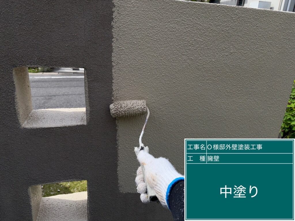 中塗りを行います。