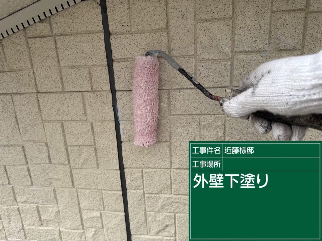 難付着タイプのサイディングの為、着色プライマー前に水性パーフェクトシーラーを塗布します。<br />
