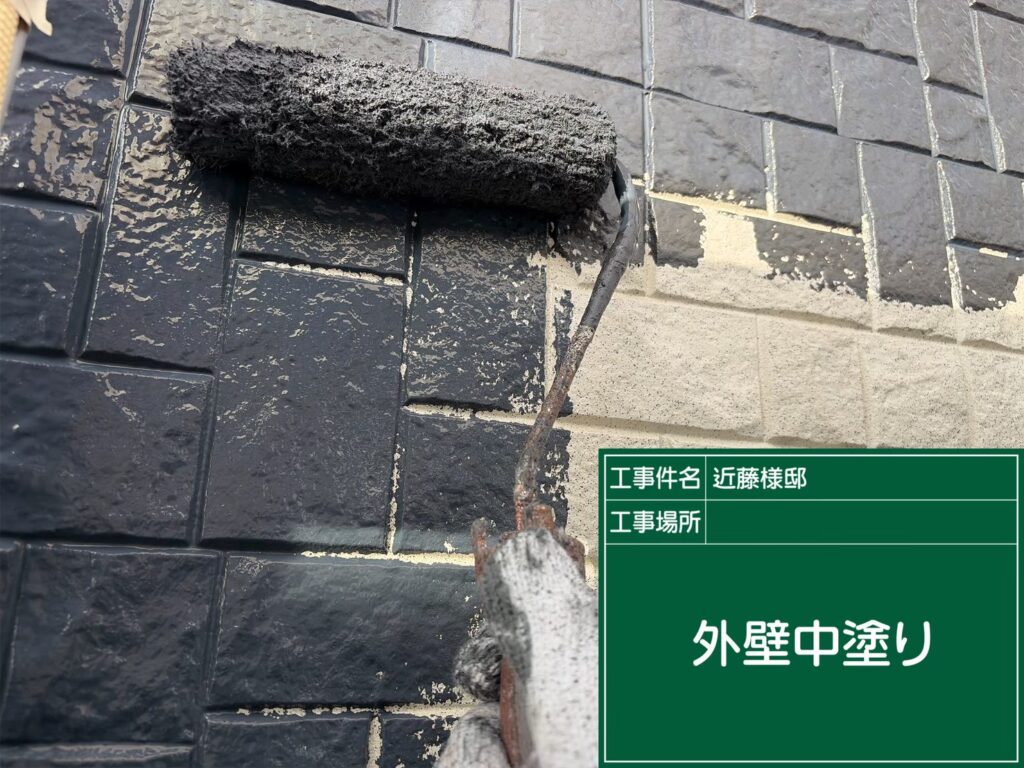 専用の着色プライマーを塗布します。