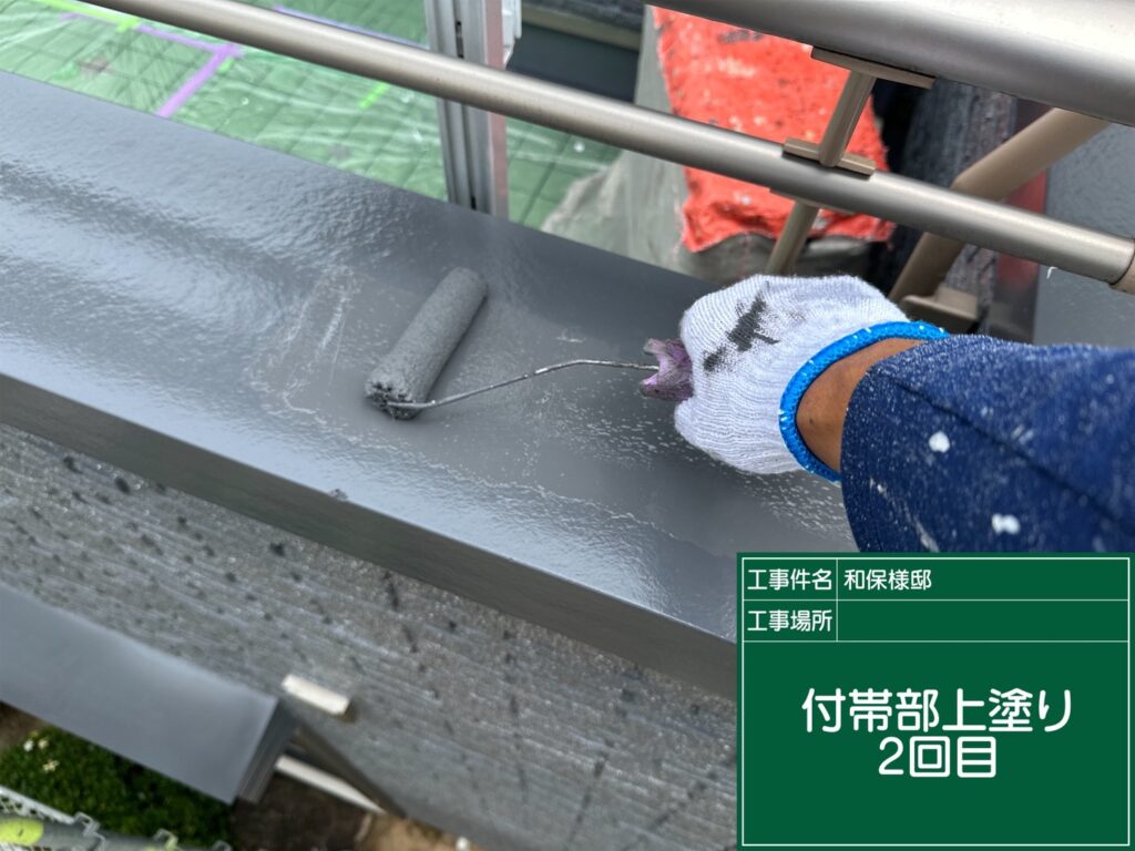 笠木の上塗り2回目塗布していきます。
