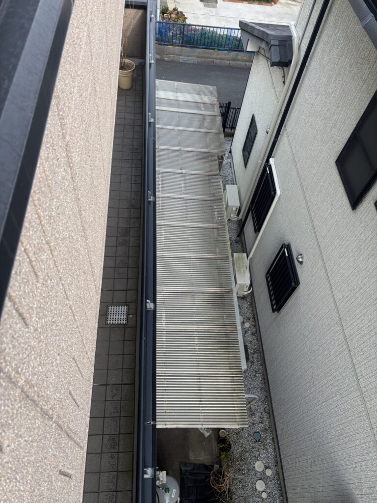 足場架け前の波板の脱着（外し＆静置保管)をします。