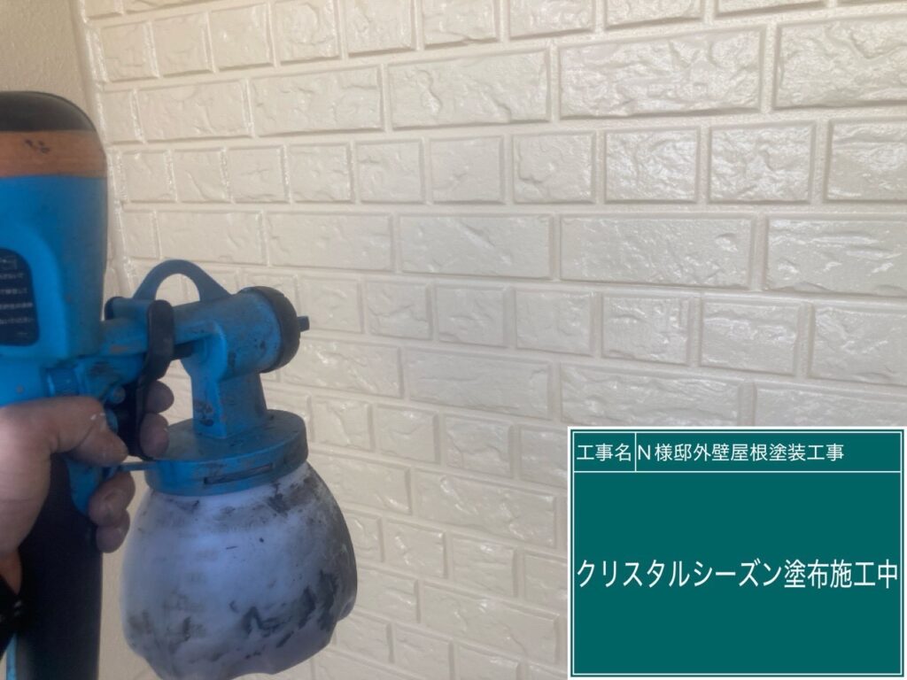 外壁に仕上げ材の光触媒プロテクトコーティング（クリスタルシーズンtg）を塗布します。
