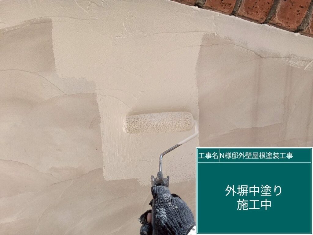 中塗りを行います。